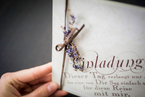 Lavendel-Hochzeitspapeterie mit verzierter Spitze von MarryMe
