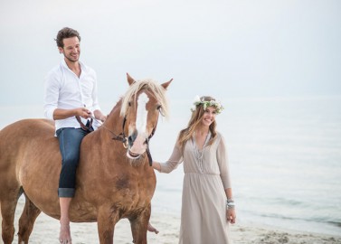 Bezaubernde Strand-Love-Session von ONAMORA Hochzeitsfotografie