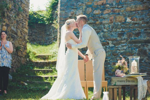 Wunderhübsche DIY-Burgruinen Hochzeit von Lilly Photography