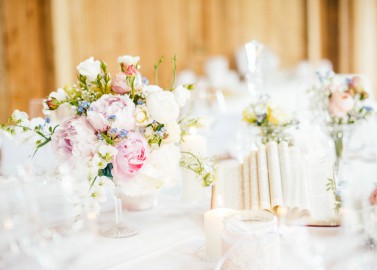Pastellfarbene Vintage-Scheunenhochzeit von Die Hochzeitsfotografen