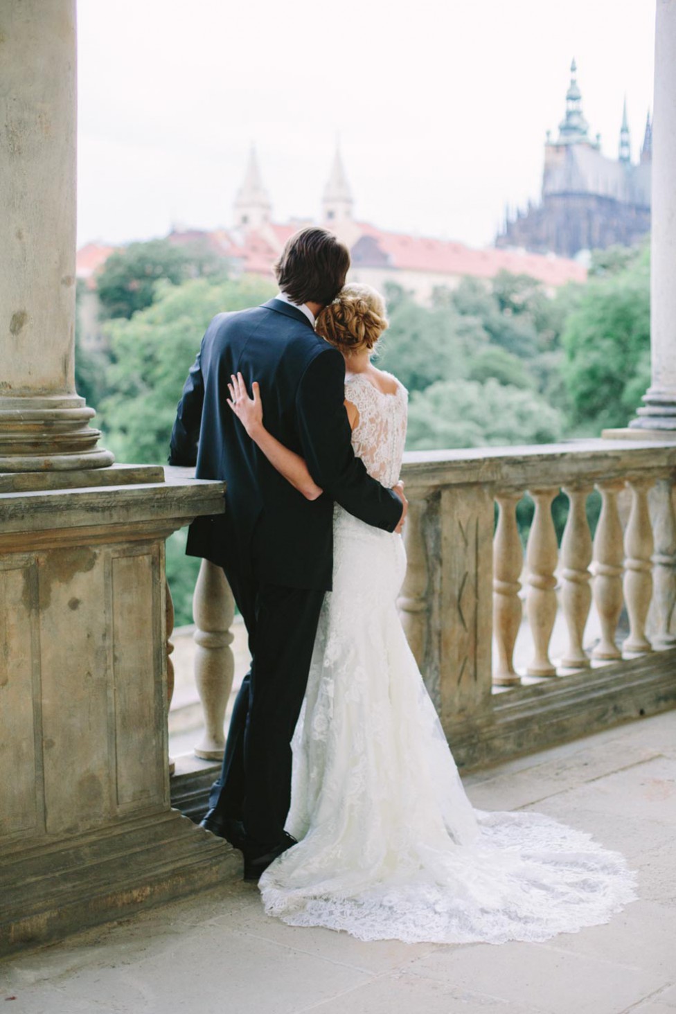 Elegante Hochzeitsinspiration im Prager Lustschloss der Königin Anna von Christin Lange Photography