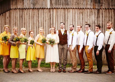 Strahlend gelbe und rustikale Scheunenhochzeit von “Wenn ich ein Vöglein wär” Fotografie