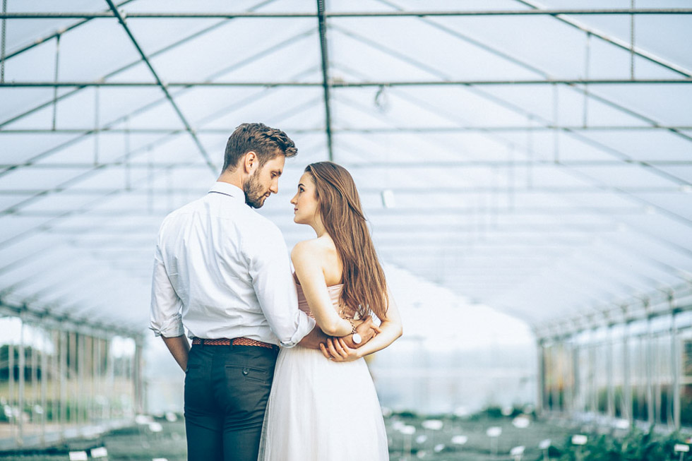 Romantisches Love-Shoot im Gewächshausgarten von Rico Grund Photography