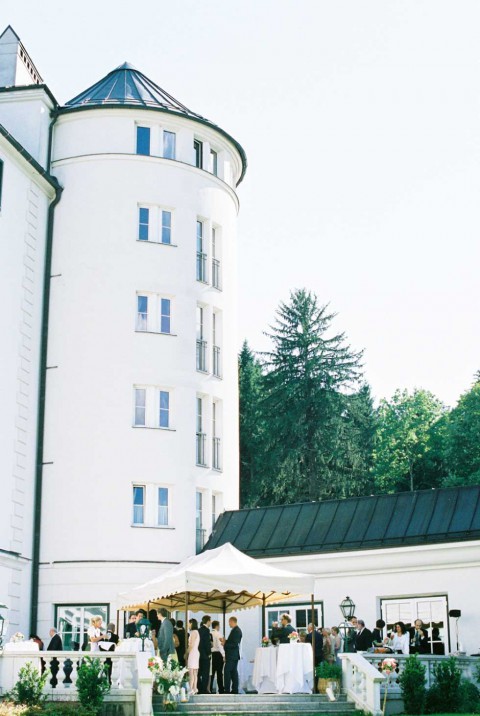 Wunderschöne, pastellfarbene Schloss Pichlarn Hochzeit von peaches & mint