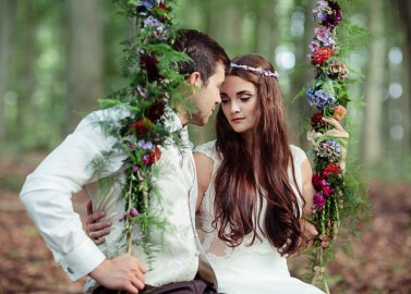 Zauberhafte Märchenwald Hochzeitsinspiration in Weinrot und Aubergine