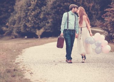 Zwei Lovebirds auf einem Wanderausflug