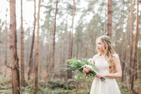Naturverbundene Hochzeitsinspiration im Wald