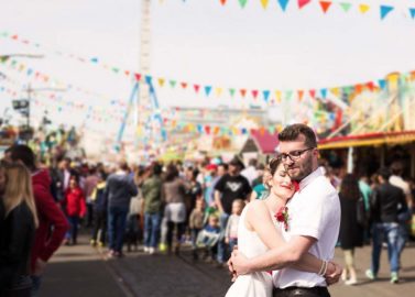 Zuckerwatte, Spaß und Küsse auf der Rheinkirmes