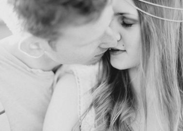 Romantische Boho-Hochzeitsinspiration in leuchtenden Beerenfarben