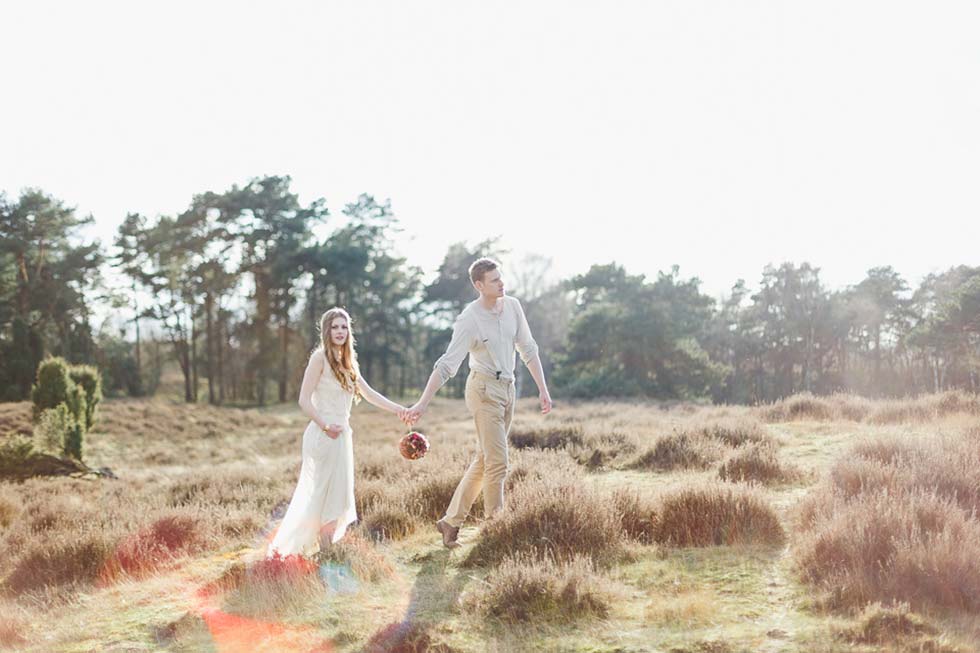 Romantische Boho-Hochzeitsinspiration in leuchtenden Beerenfarben