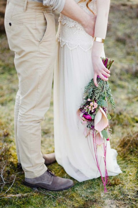 Romantische Boho-Hochzeitsinspiration in leuchtenden Beerenfarben