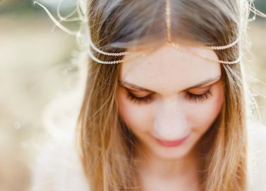 Romantische Boho-Hochzeitsinspiration in leuchtenden Beerenfarben