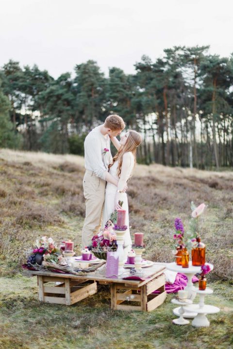 Romantische Boho-Hochzeitsinspiration in leuchtenden Beerenfarben