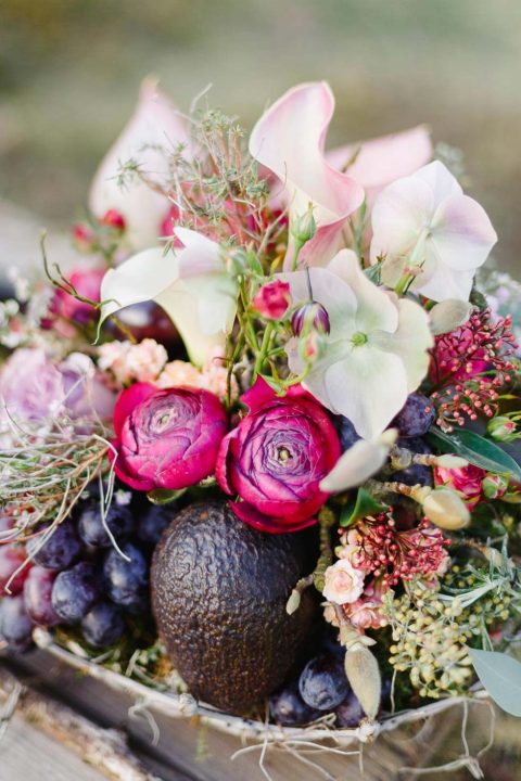 Romantische Boho-Hochzeitsinspiration in leuchtenden Beerenfarben