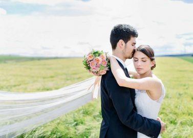 Anne und Michael DIY-Hochzeit in pastelligen Pfirischtönen