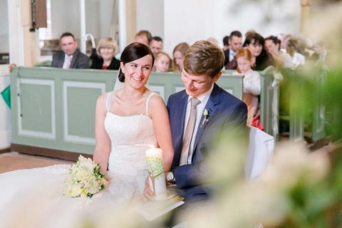 Moderne Hochzeit in einem idyllischen Waldschlösschen