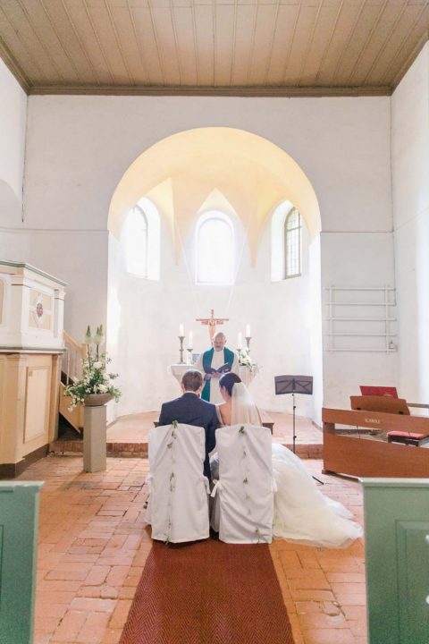 Moderne Hochzeit in einem idyllischen Waldschlösschen