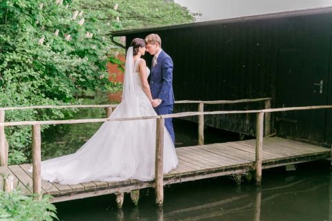 Moderne Hochzeit in einem idyllischen Waldschlösschen