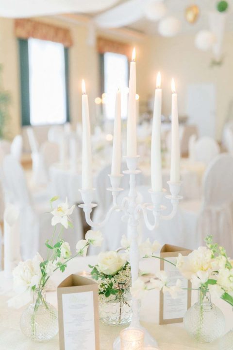 Moderne Hochzeit in einem idyllischen Waldschlösschen