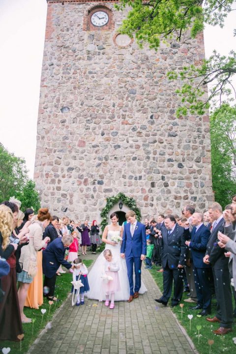 Moderne Hochzeit in einem idyllischen Waldschlösschen