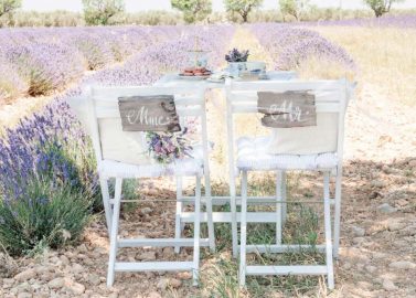 Französische Teeparty im Lavendelfeld der Provence
