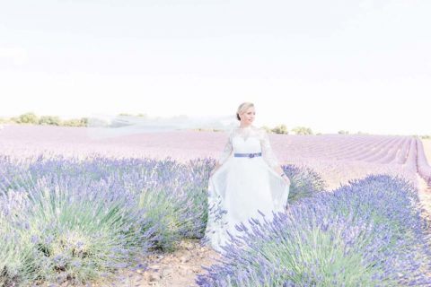 Französische Teeparty im Lavendelfeld der Provence
