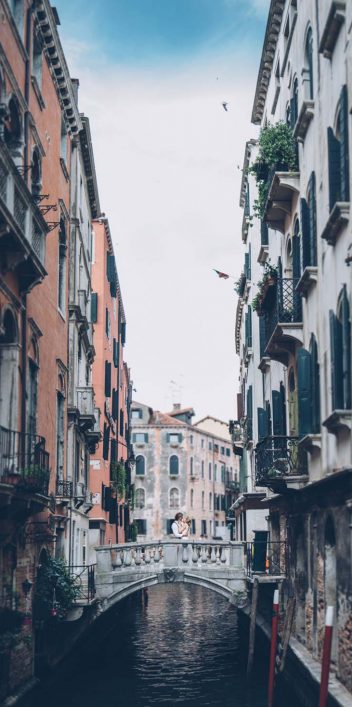 Rustikale trifft auf moderne Romantik: Ein Brautpaar-Shooting in Venedig