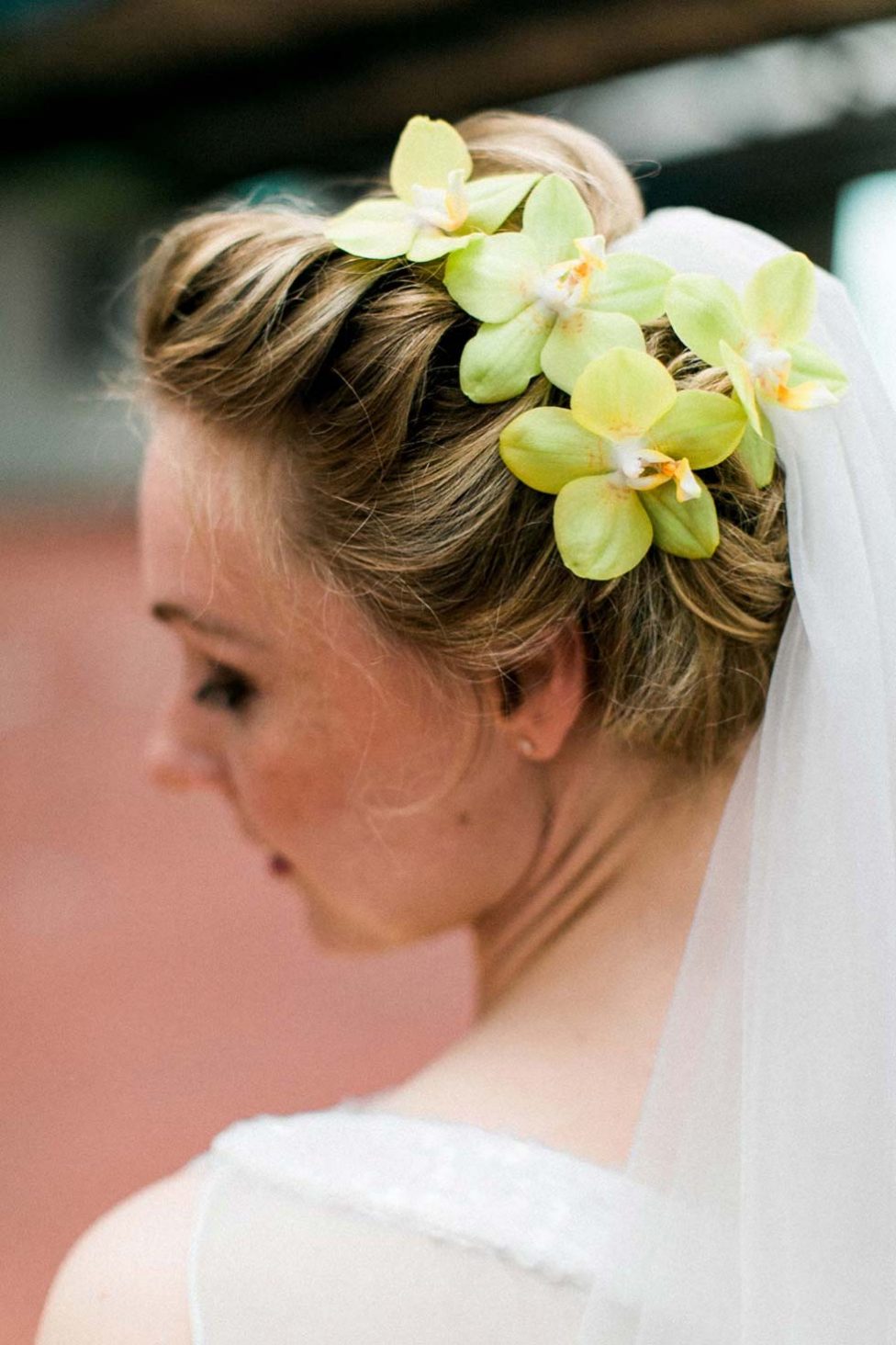 Exotische Hochzeit mit industriellem Ambiente: Simone und Arne sagten farbenprächtig JA!