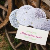 DIY-Tamburine für eine sommerliche Begrüßung des Brautpaares