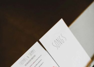Samanthas und Thomas' selbst gemachte Vintage-Traumhochzeit
