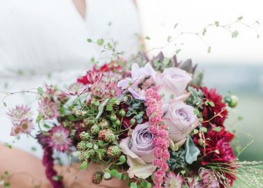Eine melancholische Herbst-Hochzeitsinspiration in Beerentönen