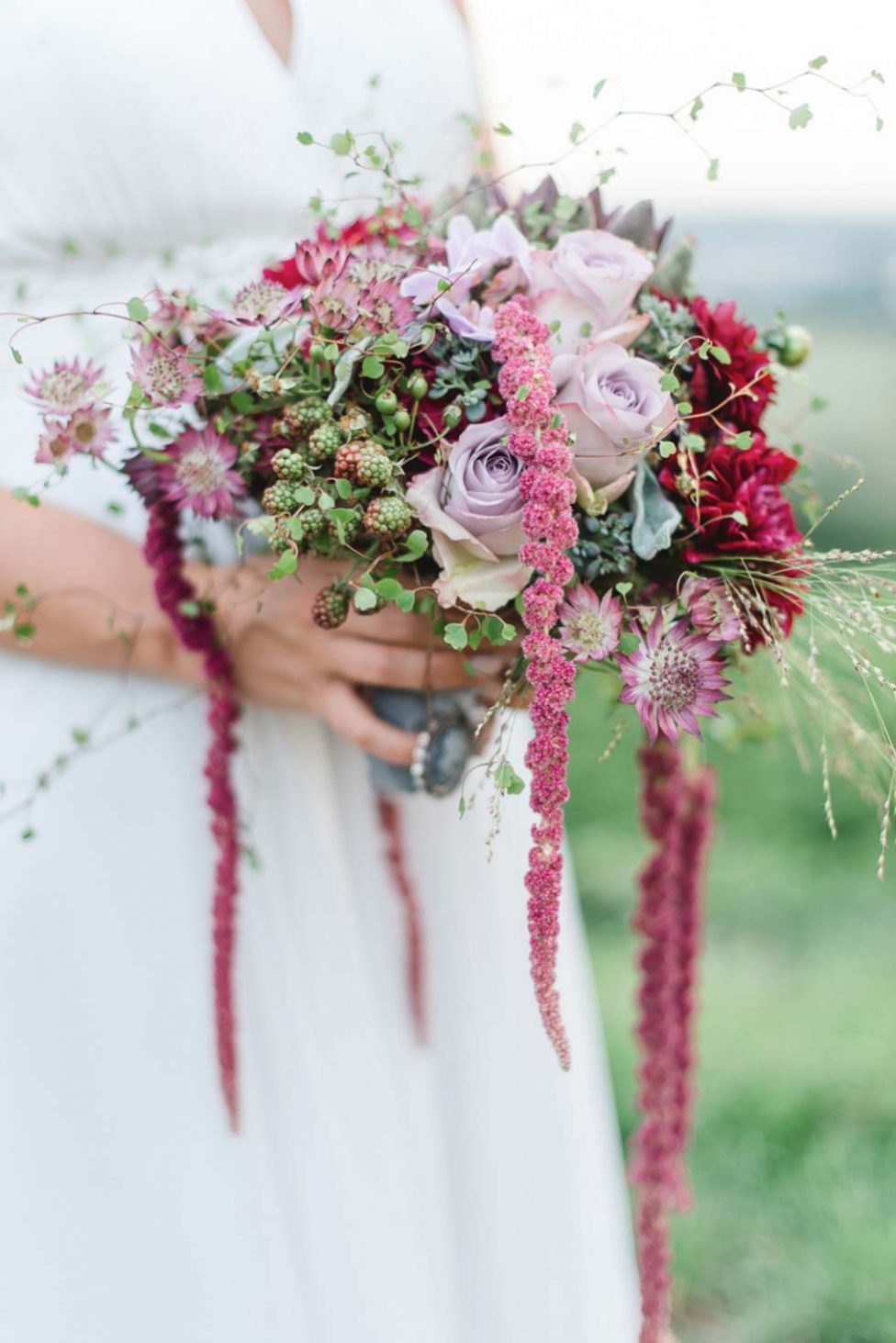 Eine melancholische Herbst-Hochzeitsinspiration in Beerentönen