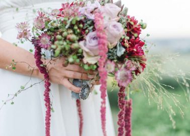 Eine melancholische Herbst-Hochzeitsinspiration in Beerentönen