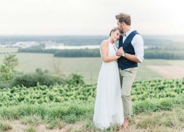 Eine melancholische Herbst-Hochzeitsinspiration in Beerentönen