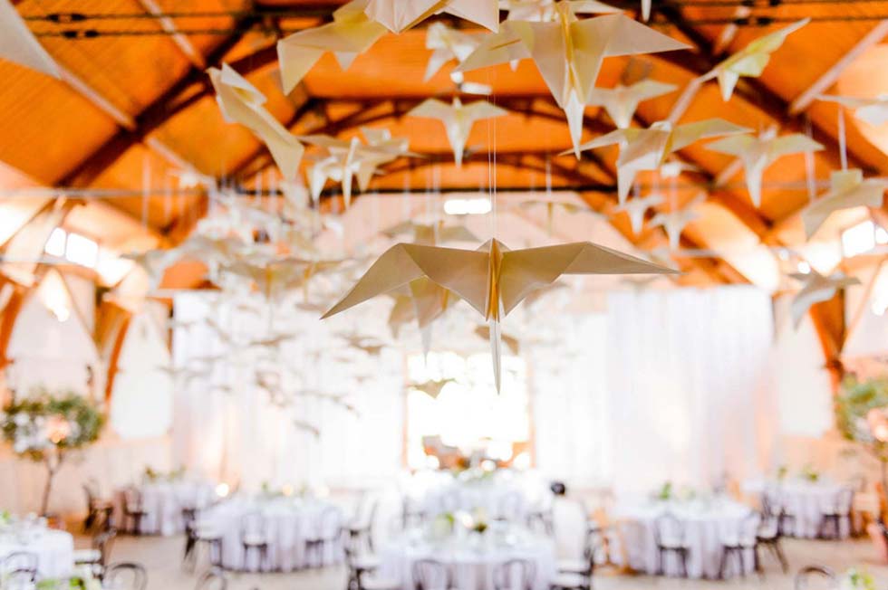 Eine Sommerhochzeit mit Papier-Vogelschwarm als besonderes Hochzeitssdetail