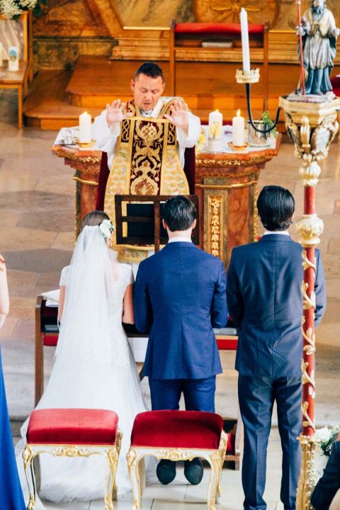 Märchenhafte Sommerhochzeit in Weiß, Grün und Gelb