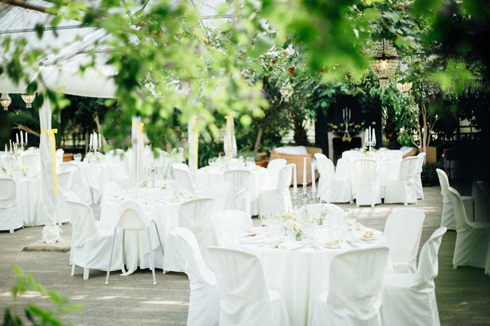 Märchenhafte Sommerhochzeit in Weiß, Grün und Gelb