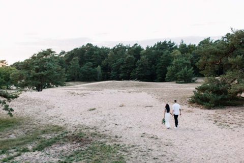 Herbstliche Bohemian-Braut auf Sanddünen