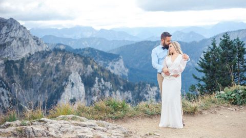 Himmlisch blauer Hochzeitstraum in den Bergen