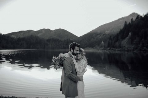 Eine Indian Summer-Braut in den Alpen