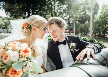 Carina und Anton: Wiener Traumhochzeit in Peach