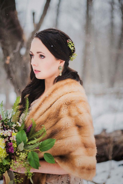 Brautstyle und Eleganz in einer weissen Winterkulisse