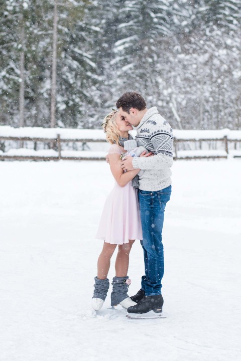 Liebestanz auf dem Eis: Ein winterliches Verlobungsshooting