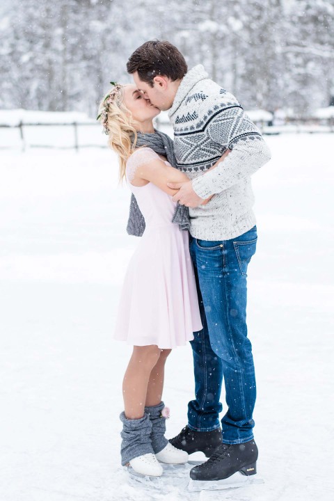 Liebestanz auf dem Eis: Ein winterliches Verlobungsshooting