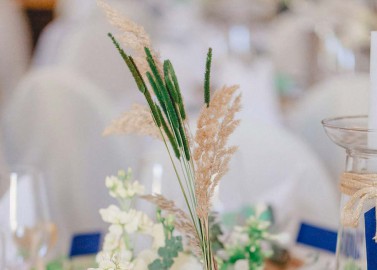 Lena & Sebastian: Pavillon-Hochzeit in Blau- & Gold-Nuancen