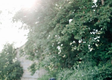 Minnie & Naoto: Romantische Schlossgarten-Hochzeit