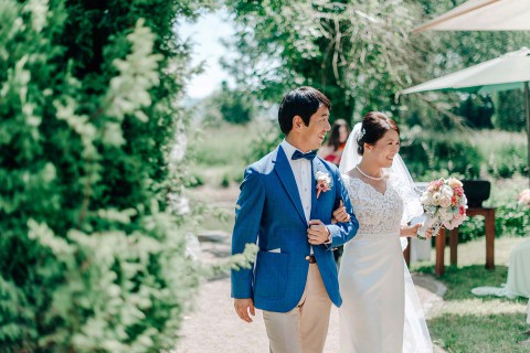 Minnie & Naoto: Romantische Schlossgarten-Hochzeit