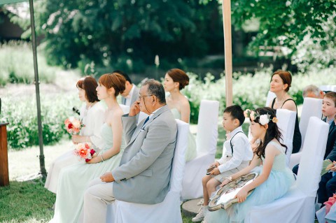 Minnie & Naoto: Romantische Schlossgarten-Hochzeit