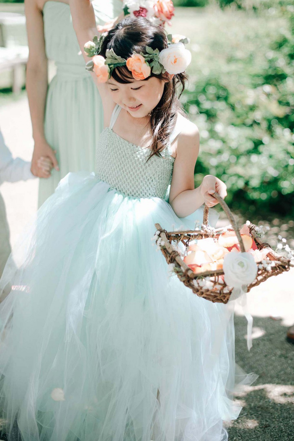 Minnie & Naoto: Romantische Schlossgarten-Hochzeit