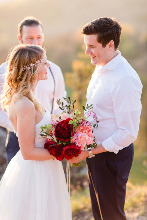 Romantisches Elopement in Rot & Weiß auf dem Zeller Horn